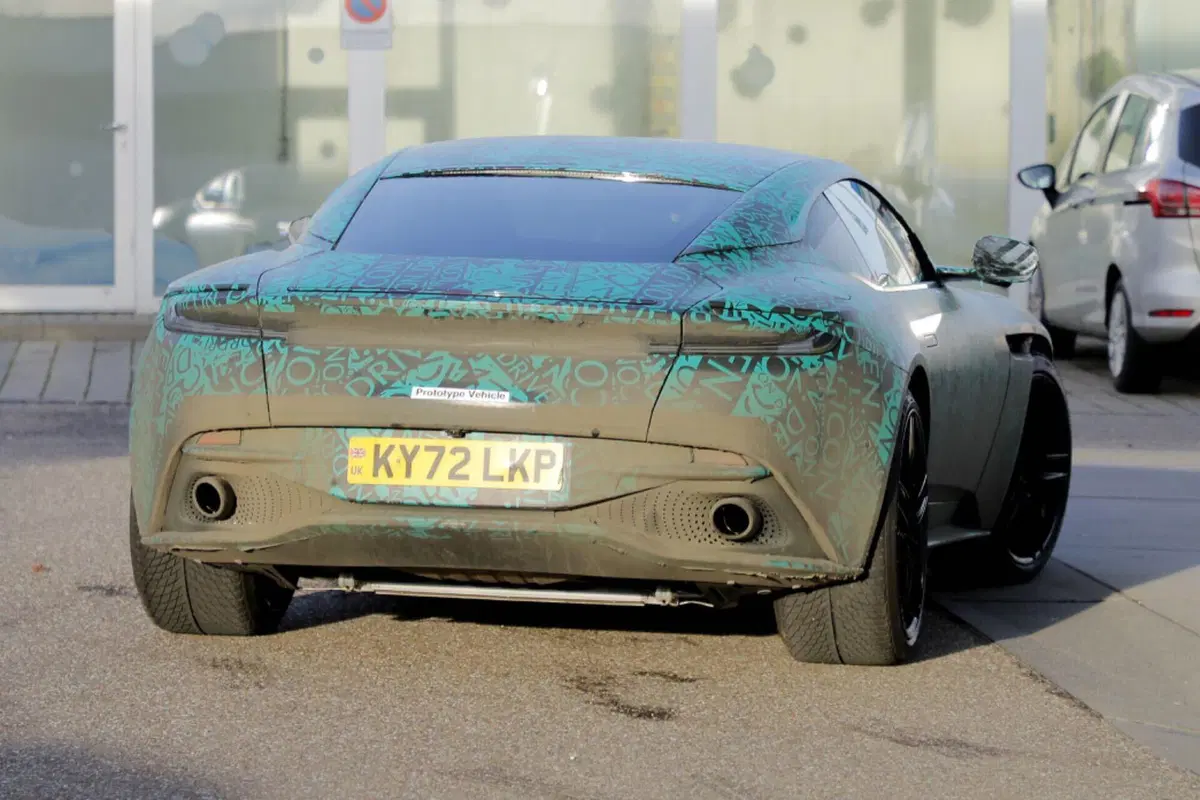 Nuova Aston Martin DB12, ecco le foto spia (10)