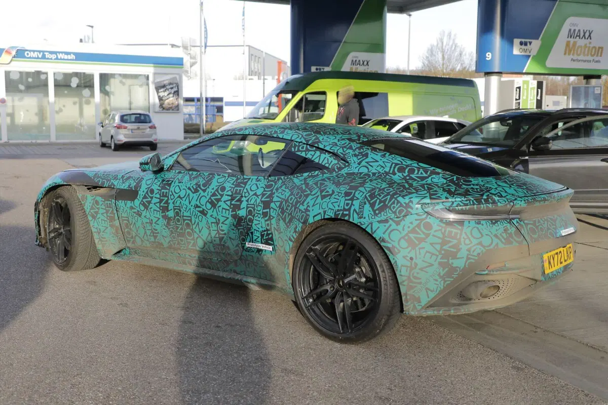 Nuova Aston Martin DB12, ecco le foto spia (11)