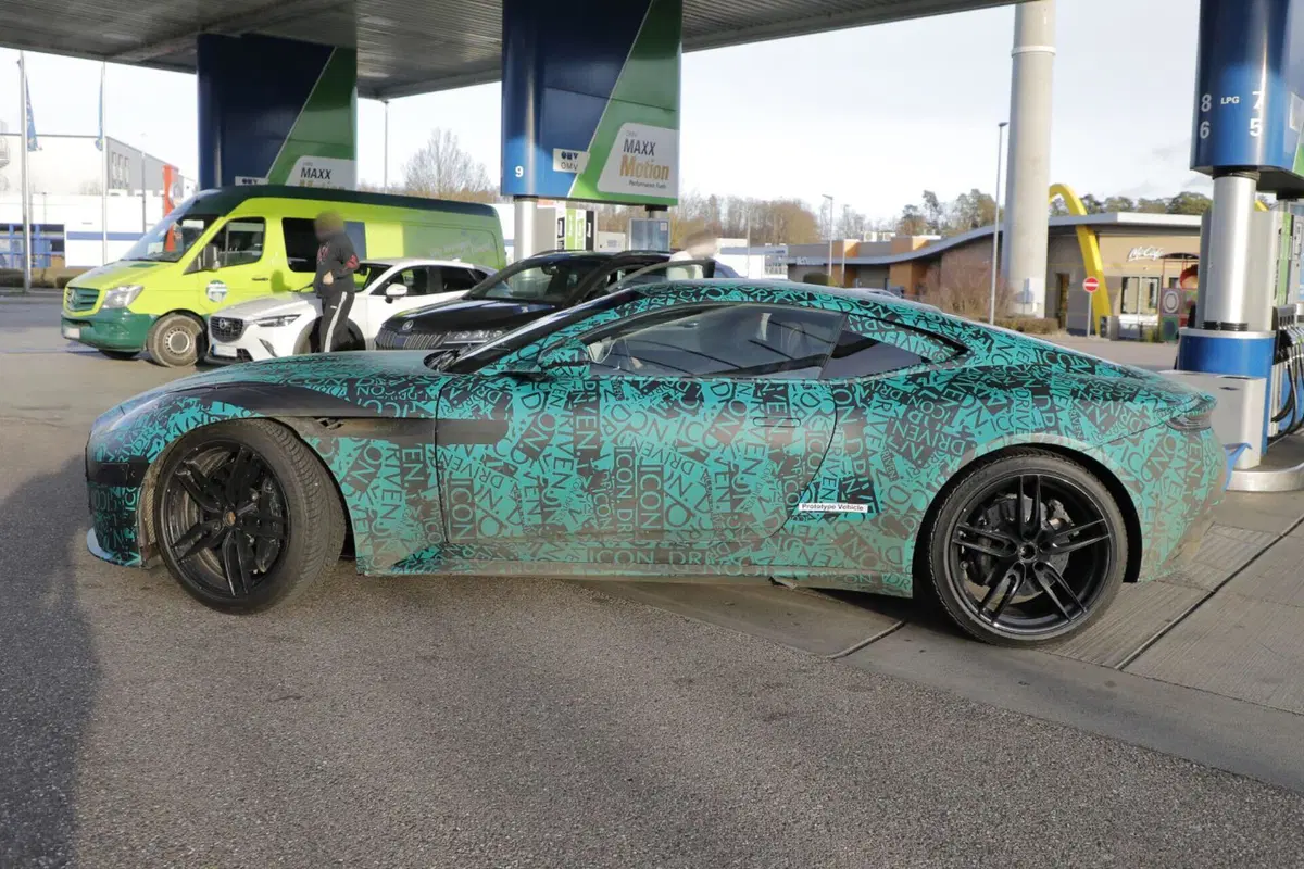 Nuova Aston Martin DB12, ecco le foto spia (12)
