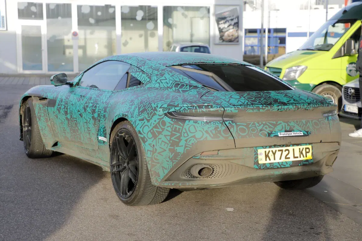 Nuova Aston Martin DB12, ecco le foto spia (13)