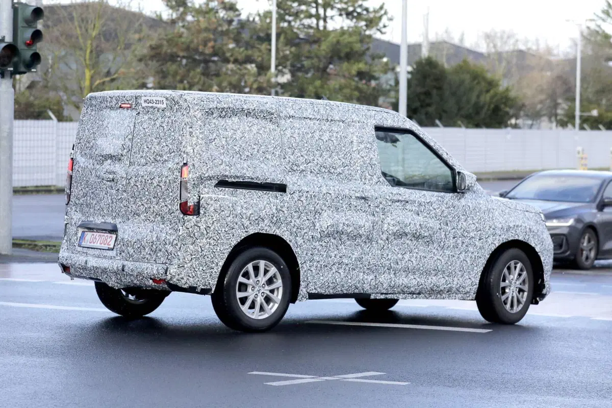 Nuovo Ford Transit Courier, ecco le foto spia (5)