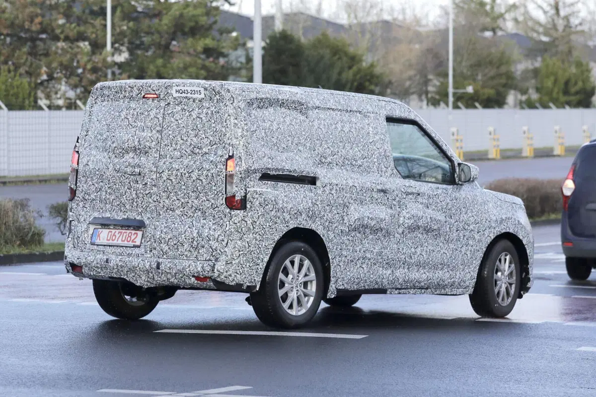 Nuovo Ford Transit Courier, ecco le foto spia (6)