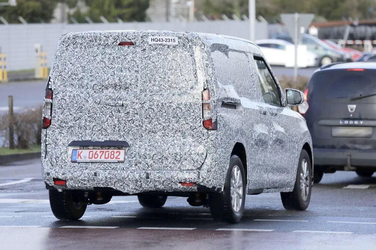 Nuovo Ford Transit Courier, ecco le foto spia (7)