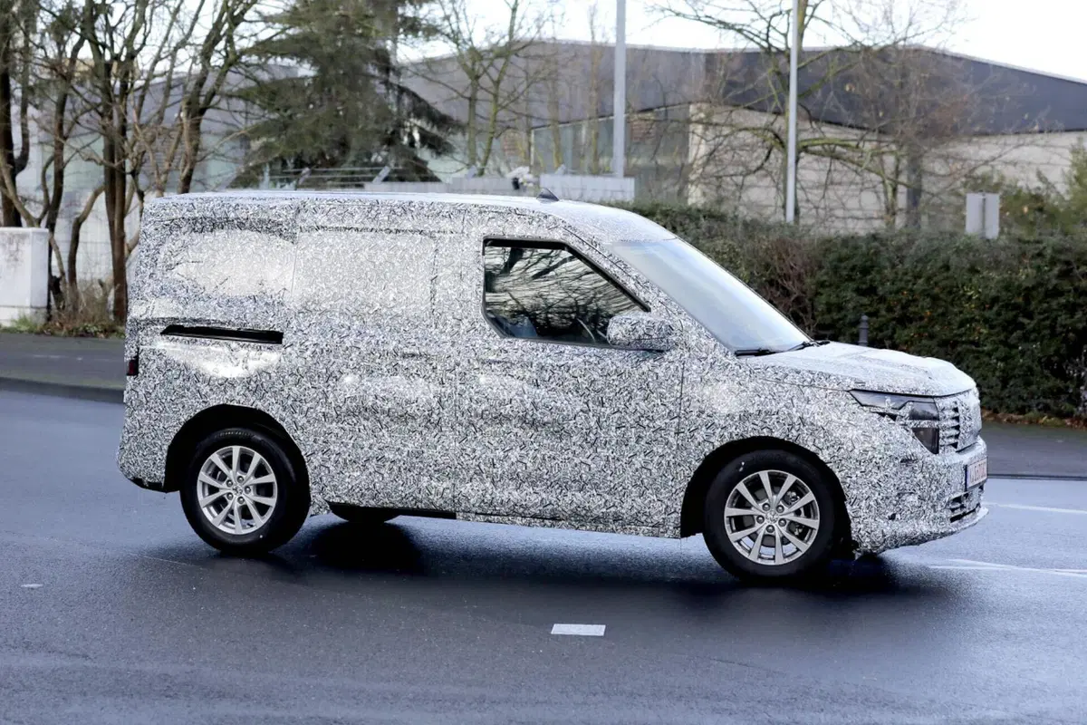 Nuovo Ford Transit Courier, ecco le foto spia (12)