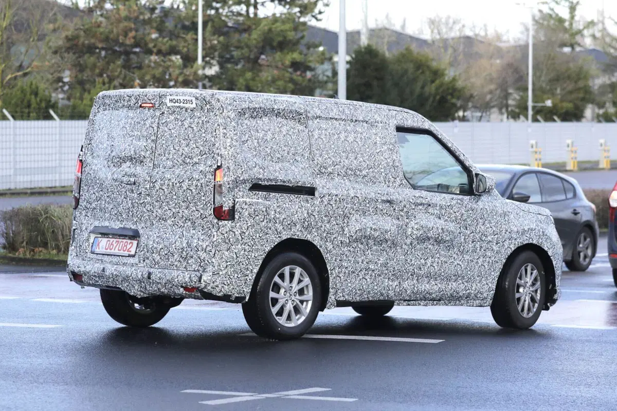 Nuovo Ford Transit Courier, ecco le foto spia (13)
