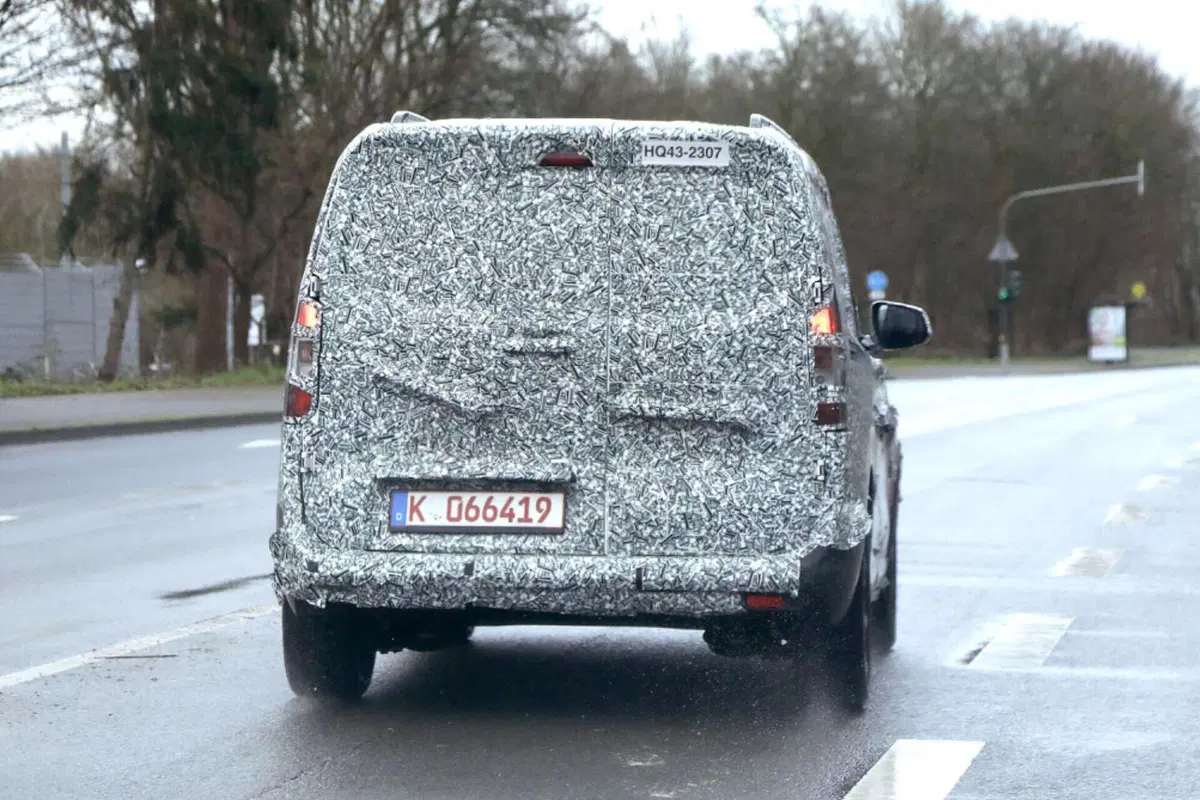 Nuovo Ford Transit Courier, ecco le foto spia (14)