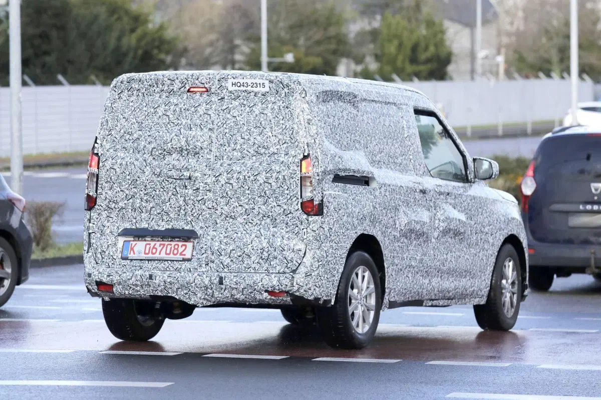 Nuovo Ford Transit Courier, ecco le foto spia (15)