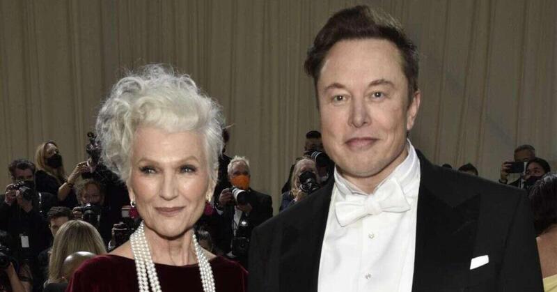 Mamma Musk si racconta: il marito la picchiava se tardava per la spesa