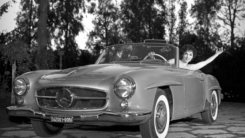 Gina Lollobrigida a bordo della sua Mercedes 190 SL