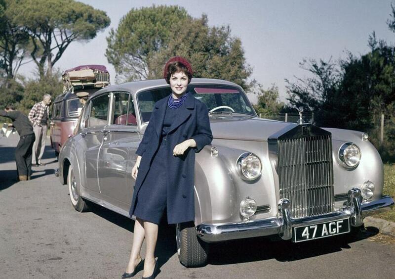 Gina Lollobrigida accanto alla Rolls-Royce Silver Cloud