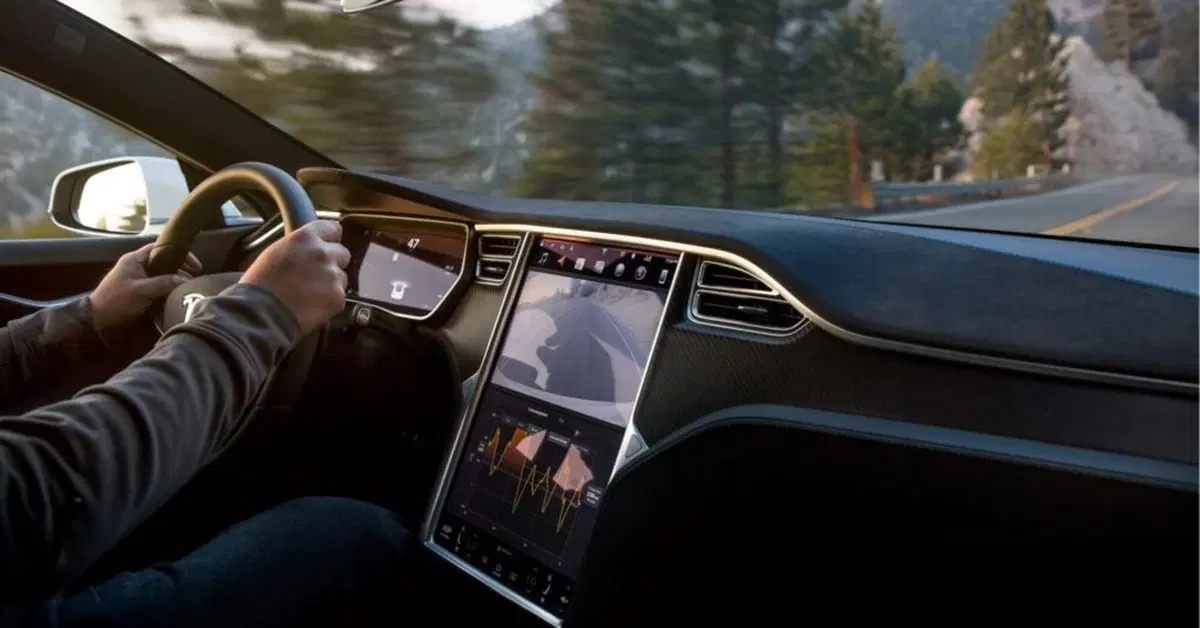 Con un trucco l'Autopilot Tesla guida da solo e tu dormi