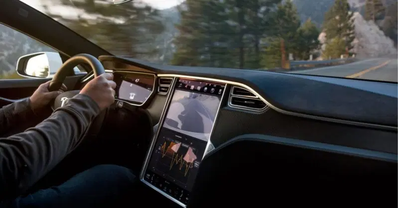 Con un trucco l'Autopilot Tesla guida da solo e tu dormi