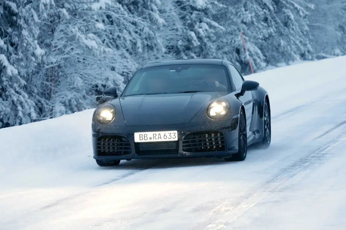 Cosa ci fa una Porsche 911 sulla neve? [Foto Spia] (2)