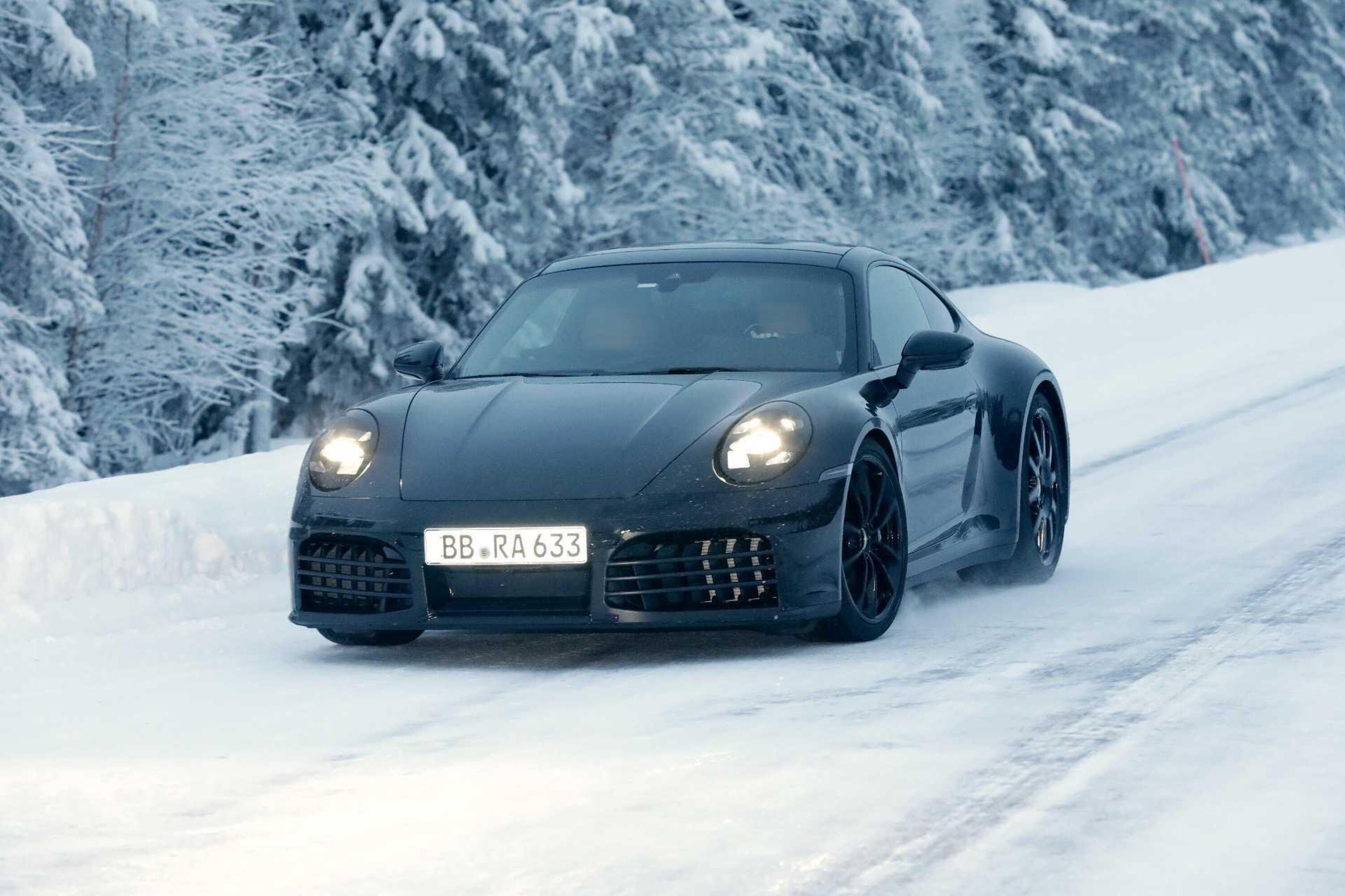Cosa ci fa una Porsche 911 sulla neve? [Foto Spia]