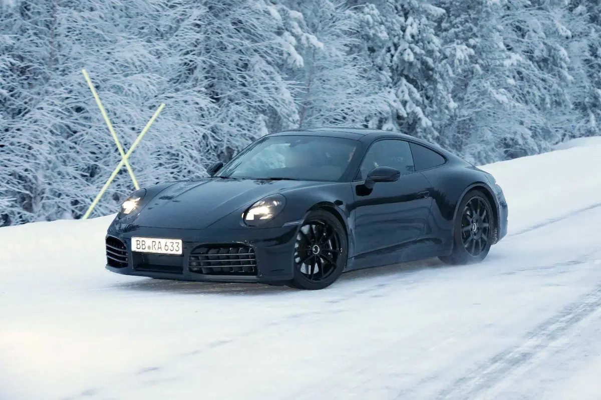 Cosa ci fa una Porsche 911 sulla neve? [Foto Spia] (3)