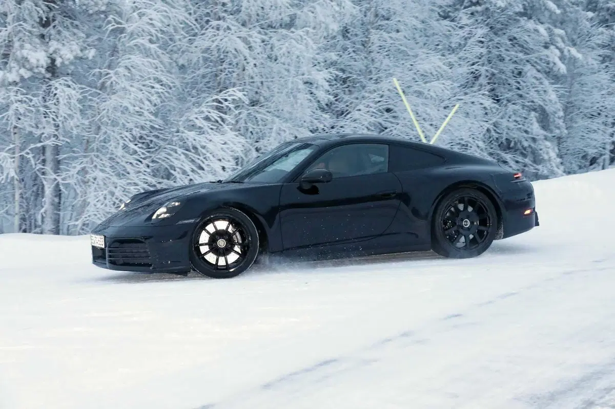 Cosa ci fa una Porsche 911 sulla neve? [Foto Spia] (4)