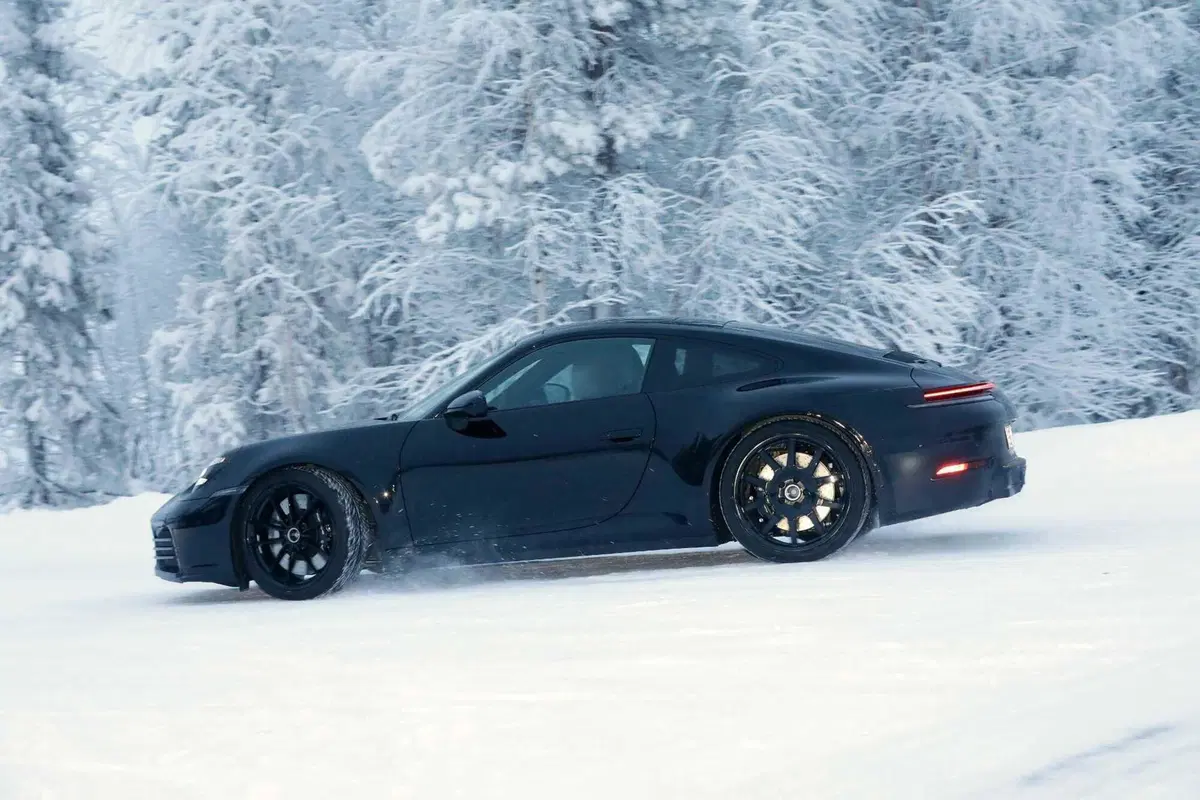 Cosa ci fa una Porsche 911 sulla neve? [Foto Spia] (5)