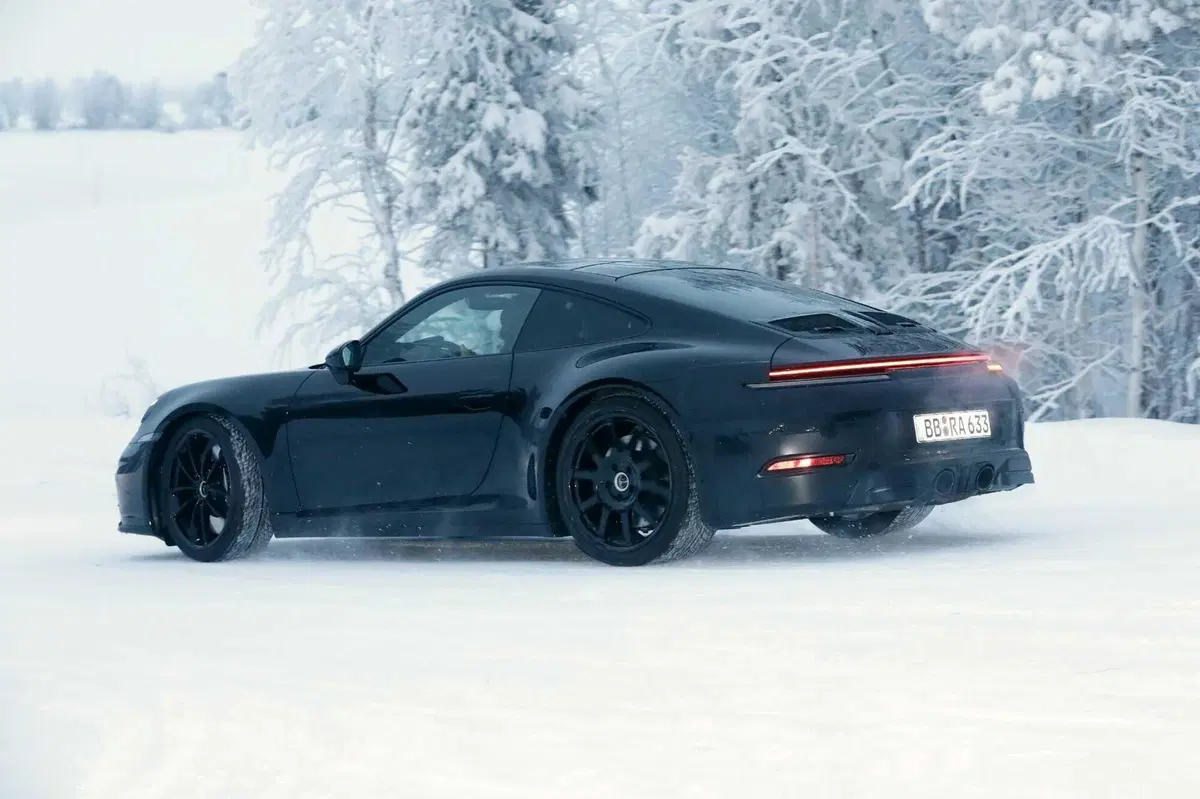 Cosa ci fa una Porsche 911 sulla neve? [Foto Spia] (6)