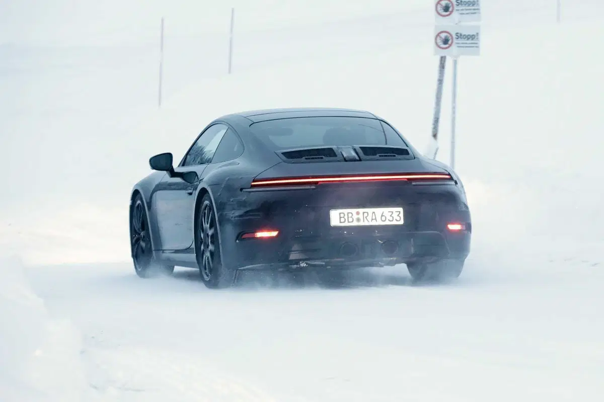 Cosa ci fa una Porsche 911 sulla neve? [Foto Spia] (7)