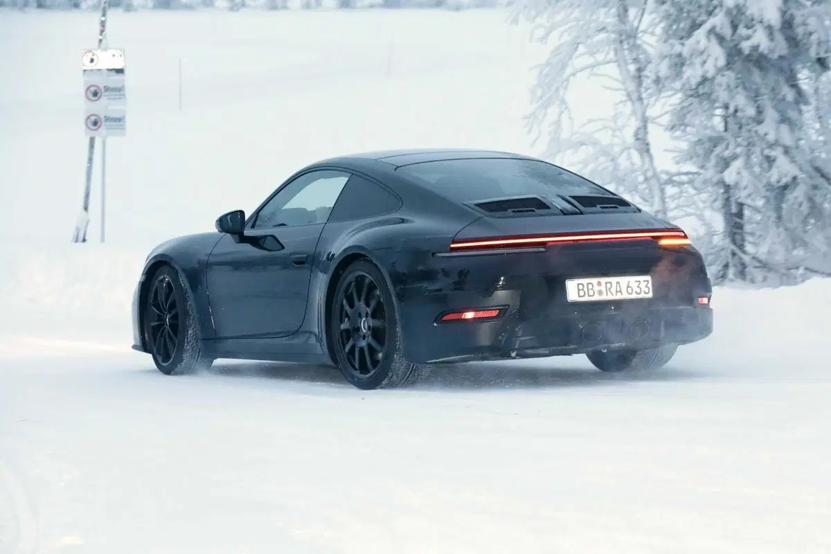 Cosa ci fa una Porsche 911 sulla neve? [Foto Spia] (8)