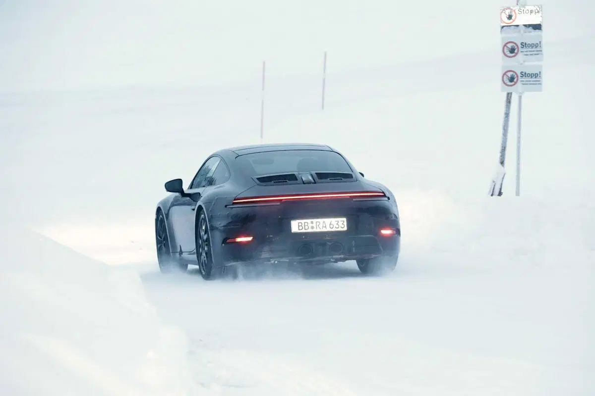 Cosa ci fa una Porsche 911 sulla neve? [Foto Spia] (9)
