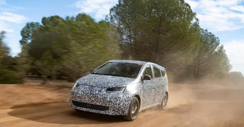 L'auto elettrica che si ricarica con il sole arriva a 40.000 ordini