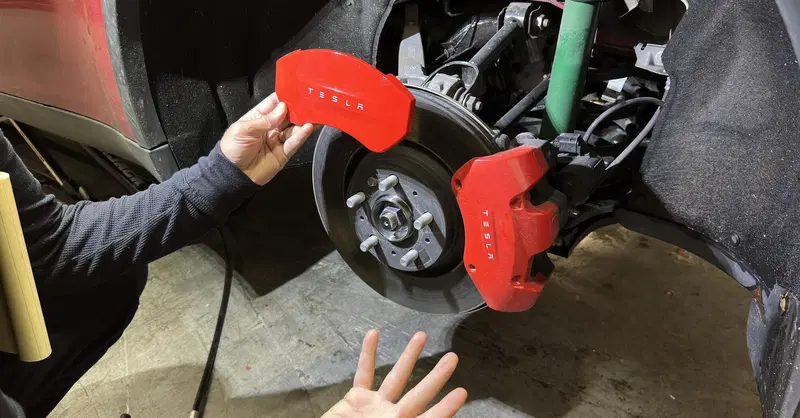 Tesla "abbellisce" le pinze della Model Y Performance: cover rosse dietro 
