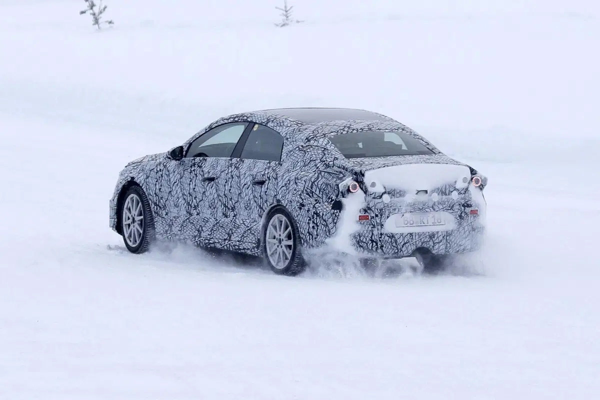 Nuova Mercedes EQA (berlina), ecco le Foto Spia (2)
