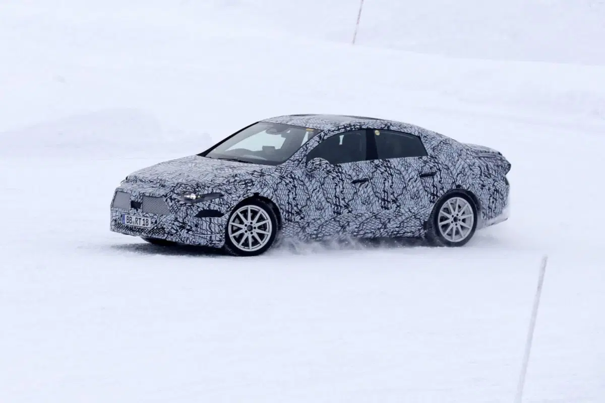 Nuova Mercedes EQA (berlina), ecco le Foto Spia (3)