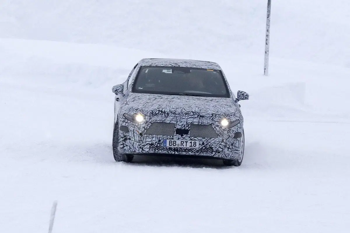 Nuova Mercedes EQA (berlina), ecco le Foto Spia (4)