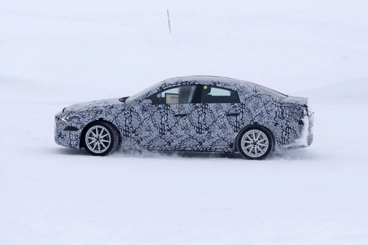 Nuova Mercedes EQA (berlina), ecco le Foto Spia (6)