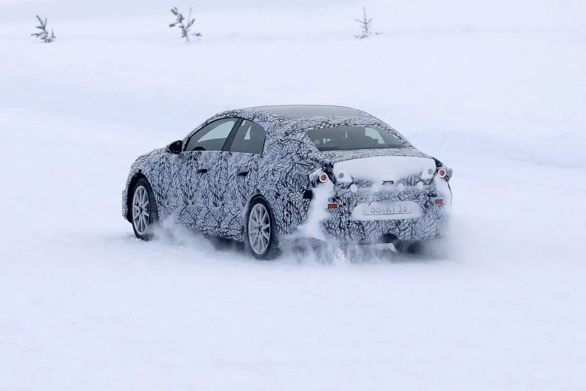Nuova Mercedes EQA (berlina), ecco le Foto Spia (7)