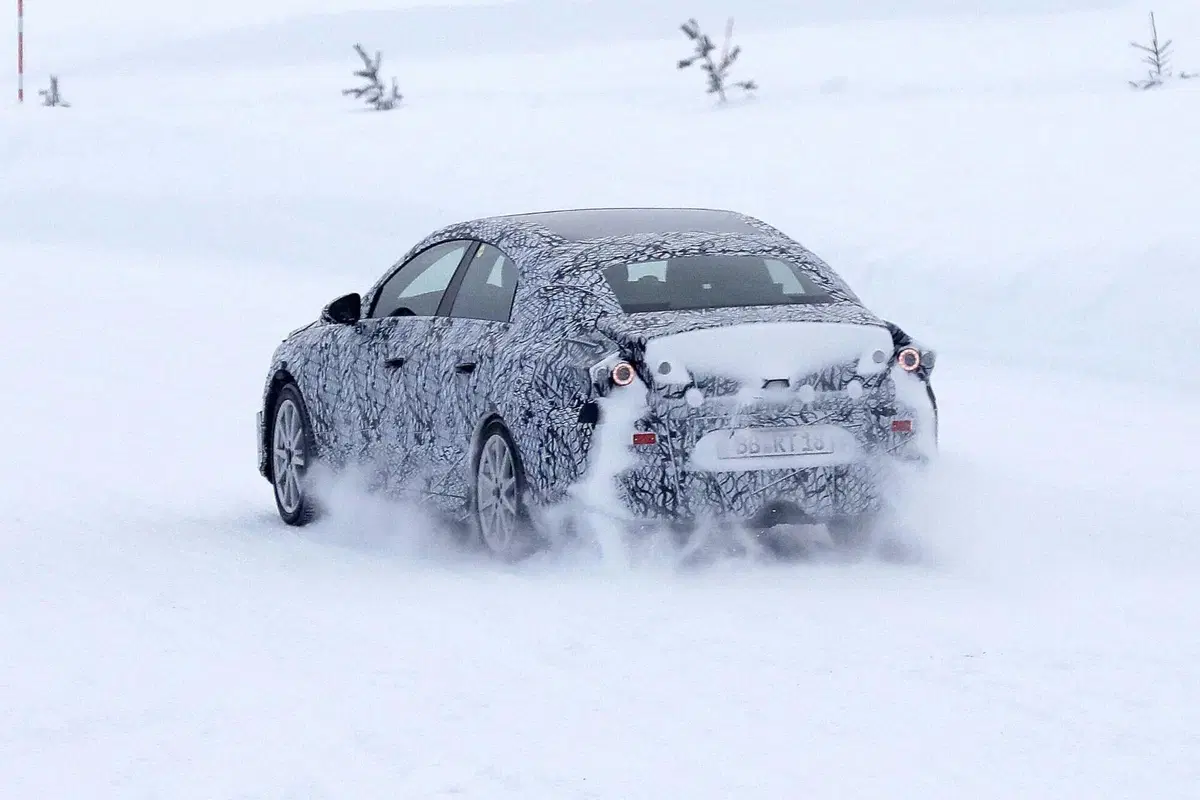 Nuova Mercedes EQA (berlina), ecco le Foto Spia (8)