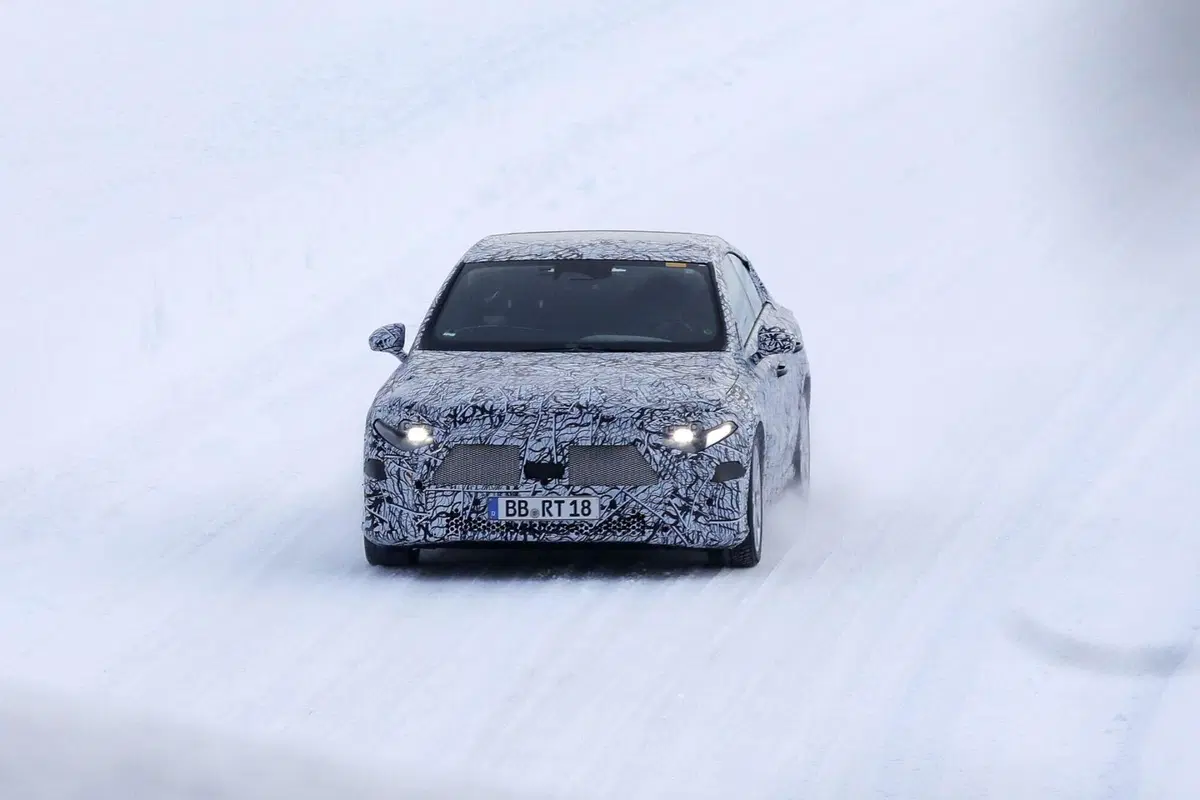 Nuova Mercedes EQA (berlina), ecco le Foto Spia (10)