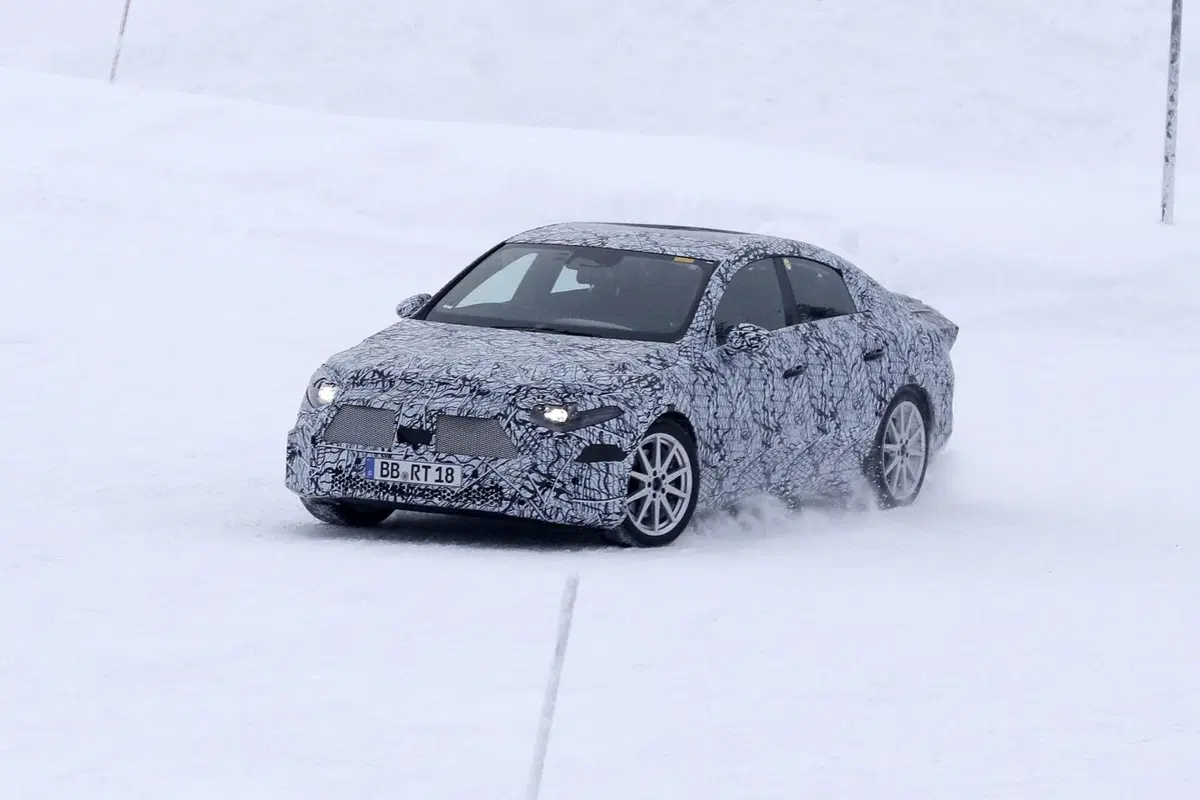 Nuova Mercedes EQA (berlina), ecco le Foto Spia (11)