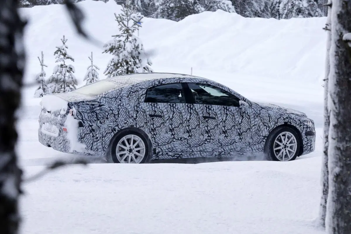 Nuova Mercedes EQA (berlina), ecco le Foto Spia (13)
