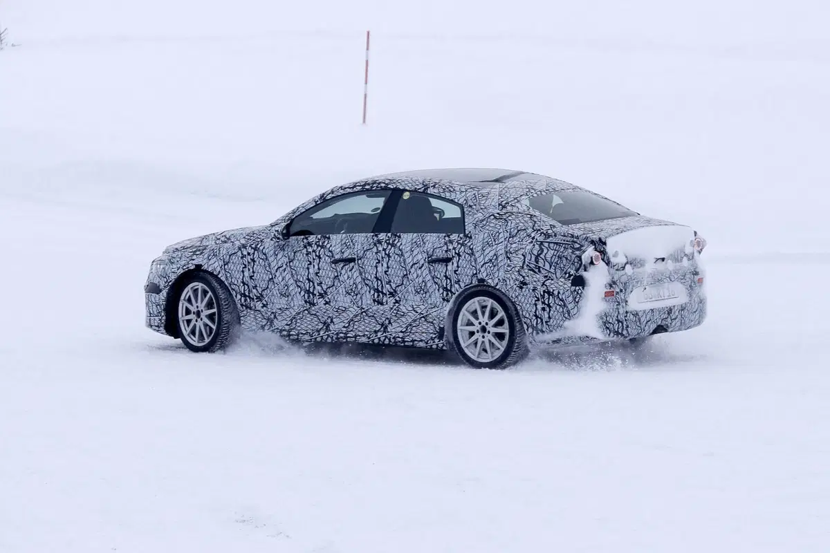 Nuova Mercedes EQA (berlina), ecco le Foto Spia (14)
