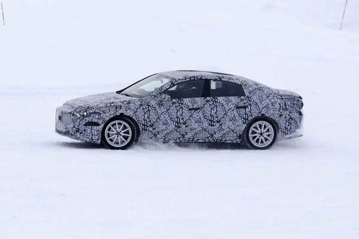 Nuova Mercedes EQA (berlina), ecco le Foto Spia (15)