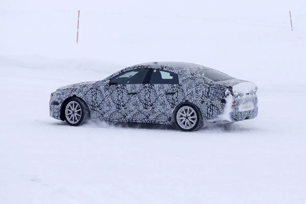 Nuova Mercedes EQA (berlina), ecco le Foto Spia (16)