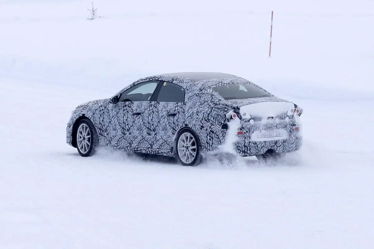 Nuova Mercedes EQA (berlina), ecco le Foto Spia (17)