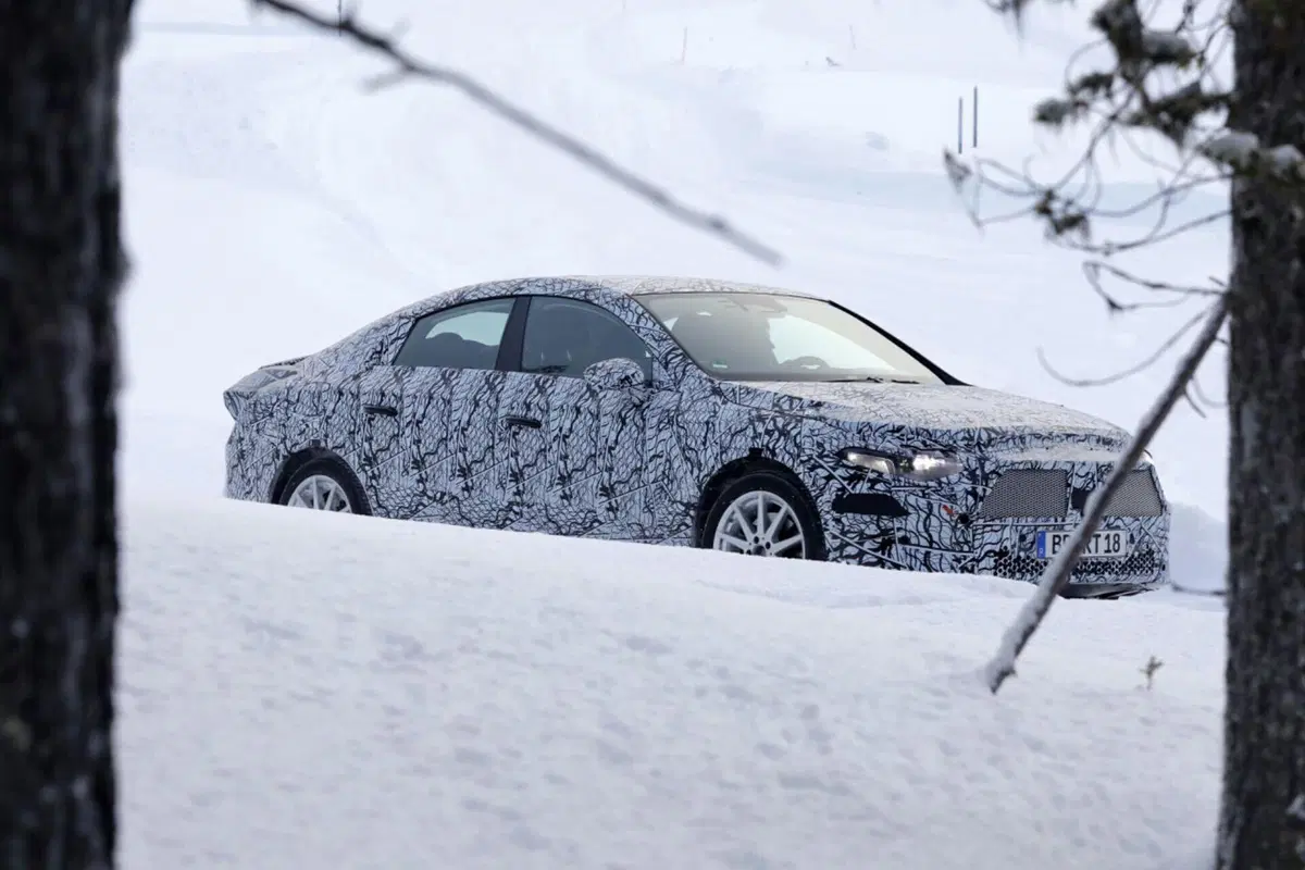 Nuova Mercedes EQA (berlina), ecco le Foto Spia (18)