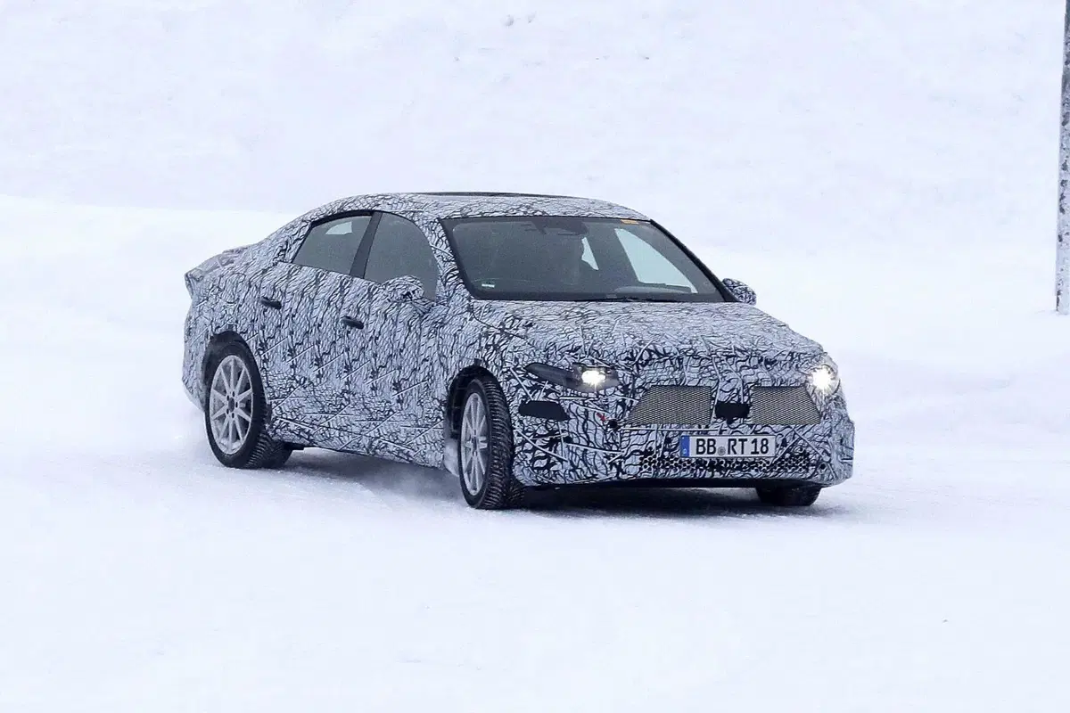 Nuova Mercedes EQA (berlina), ecco le Foto Spia (19)