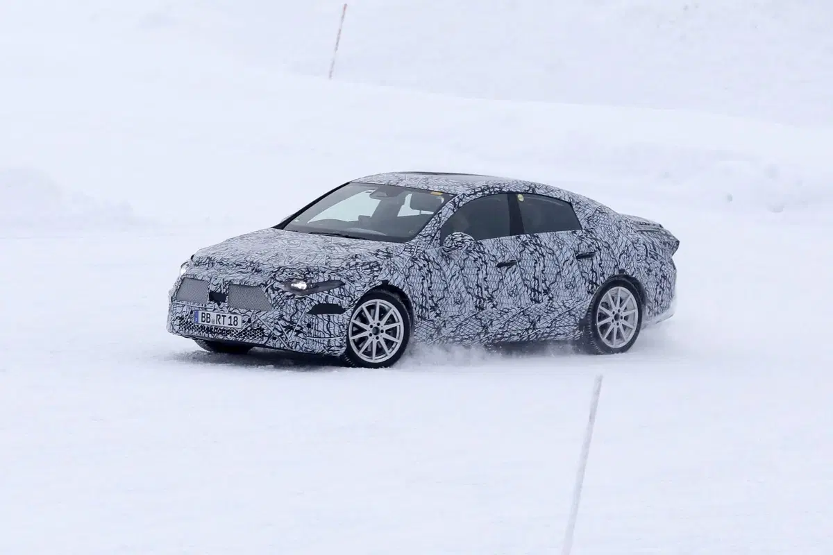 Nuova Mercedes EQA (berlina), ecco le Foto Spia (20)