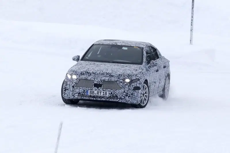 Nuova Mercedes EQA (berlina), ecco le Foto Spia