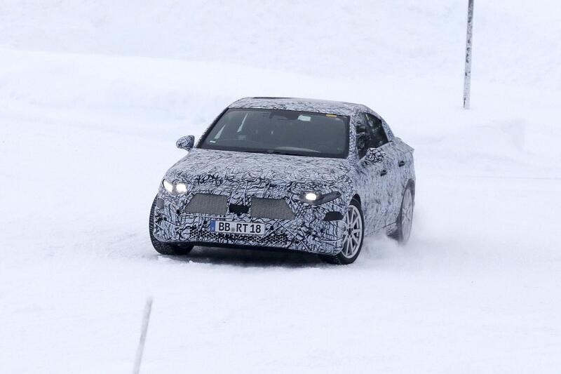 Nuova Mercedes EQA (berlina), ecco le Foto Spia