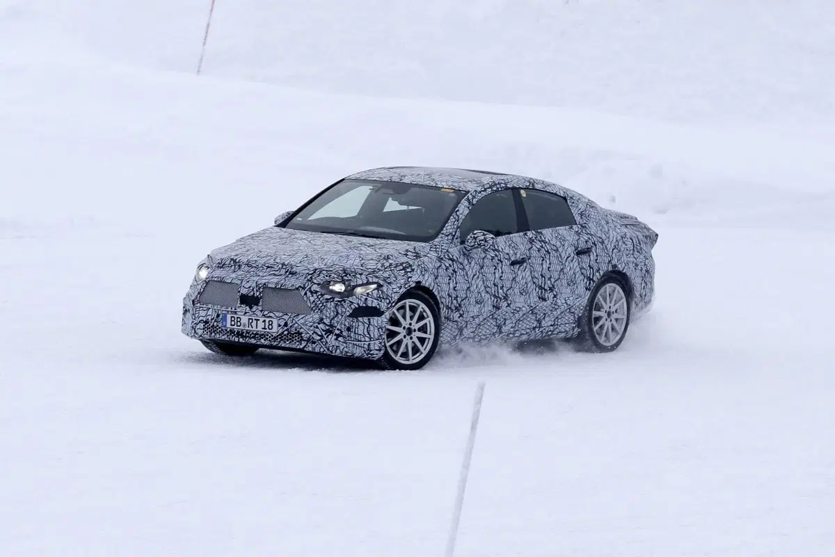 Nuova Mercedes EQA (berlina), ecco le Foto Spia (21)