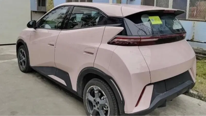 BYD Seagull, prime foto spia: costa 8.200 euro l'elettrica in rosa  