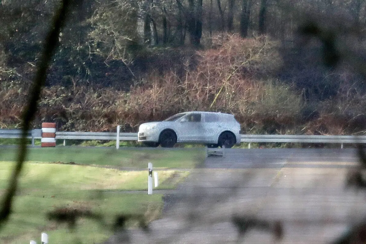 Nuova Ford Elettrica, ecco le foto spia del nuovo Crossover  (2)