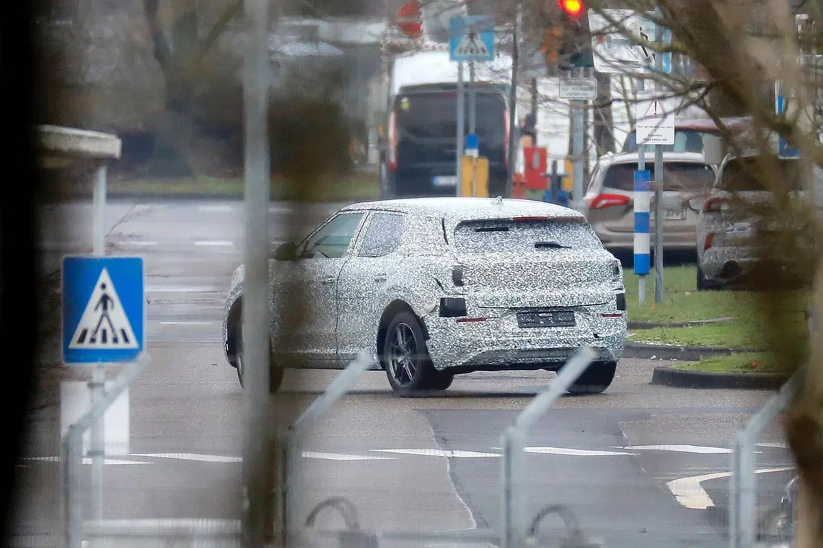 Nuova Ford Elettrica, ecco le foto spia del nuovo Crossover  (4)