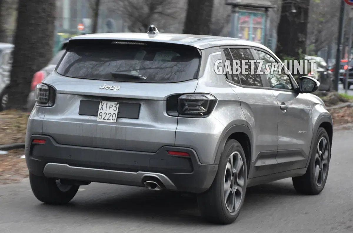 Cos’ha disegnato la Jeep Avenger sulla griglia frontale? [Foto Spia] (2)